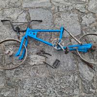 Bicicletta BMX con ammortizzatori 