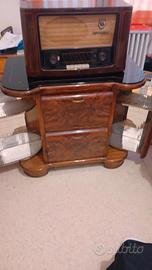 Radio giradischi d'epoca.