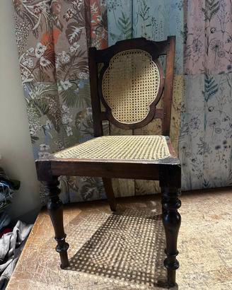 Sedia antica in paglia