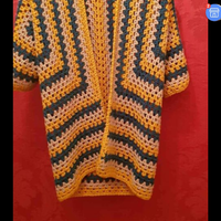 Cardigan giallo blu fatto a mano