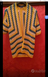 Cardigan giallo blu fatto a mano