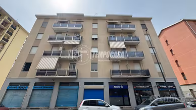 DUE LOCALI CON CUCINA ABITABILE - CENTRO CITTÀ