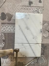 Tagliere in marmo con  filo metallico