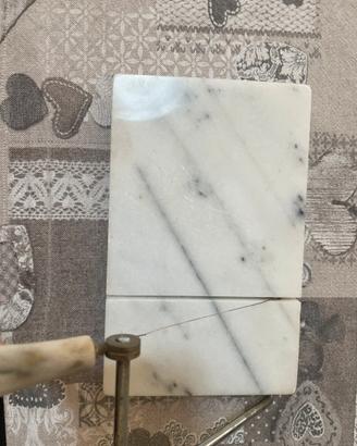 Tagliere in marmo con  filo metallico