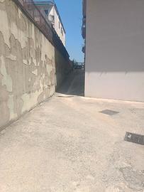 Posto auto di piccole dimensioni.