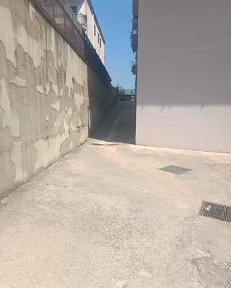 Posto auto di piccole dimensioni.