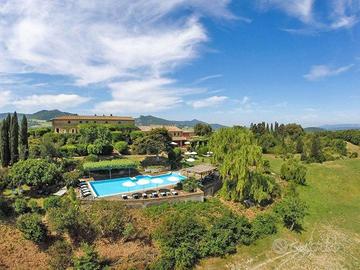 Rustico / Casale di 1600 m² con più di 5 locali e 