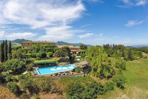 Rustico / Casale di 1600 m² con più di 5 locali e 