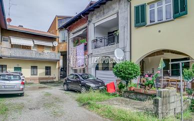 Trilocale con doppi servizi in contesto cortilizio