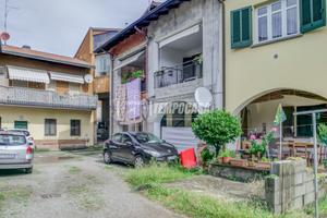 Trilocale con doppi servizi in contesto cortilizio