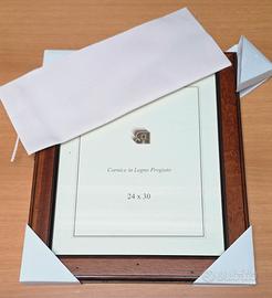 Cornice in legno pregiato  24 x 30. Nuova
