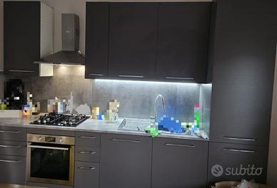 Cucina e divano 3 posti