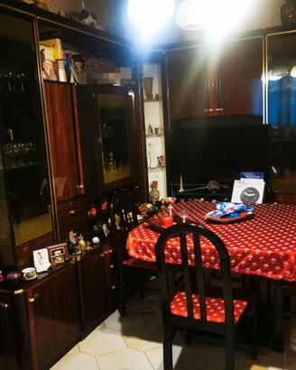 Soggiorno in legno con tavolo e sei sedie