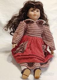 Bambola in ceramica con vestito rosso