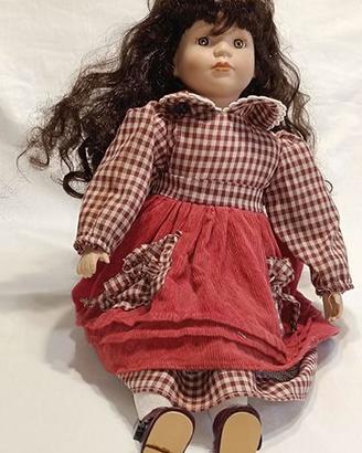 Bambola in ceramica con vestito rosso