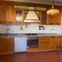 Cucina in stile arte povera.