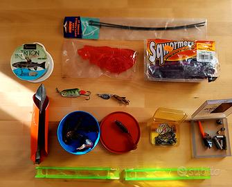 Lotto accessori pesca -Artificiali,ami,filo,esche