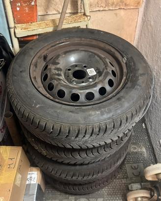 Treno di cerchi in ferro più gomme