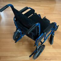 Sedia a rotelle pieghevole da transito.