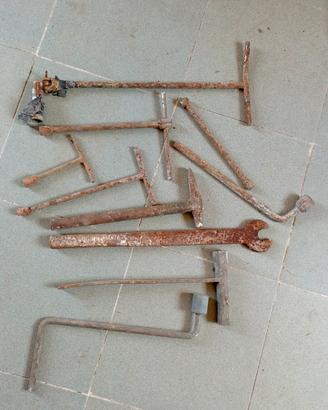 altrezzi manuali e chiavi da officina vintage, tra
