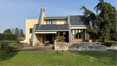 Villa indipendente di design con ampio giardino S