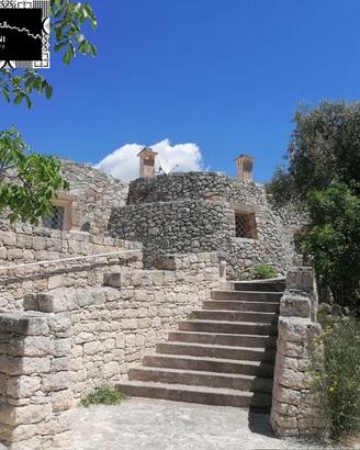 TRULLO IN PIETRA FINEMENTE RISTRUTTURATO con VISTA