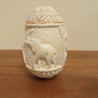 Uovo in schiuma di mare decorato con elefante