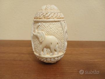 Uovo in schiuma di mare decorato con elefante