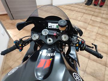 Yamaha R1 pista