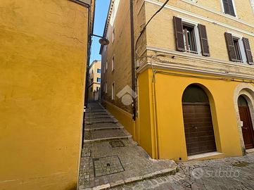 2 LOCALI A ANCONA