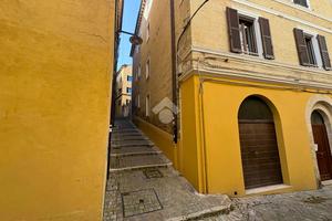 2 LOCALI A ANCONA