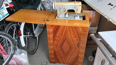 Macchina da cucire Necchi