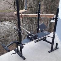 Panca con latmachine e due manubri.