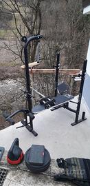 Panca con latmachine e due manubri.