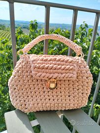 Borsetta beige all'uncinetto 