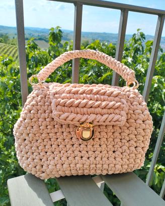 Borsetta beige all'uncinetto 