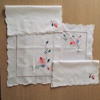 COPPIA DI TOVAGLIETTE RICAMATE A MANO