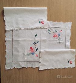 COPPIA DI TOVAGLIETTE RICAMATE A MANO