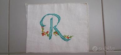 Lettera alfabeto R ricamata a mano punto croce