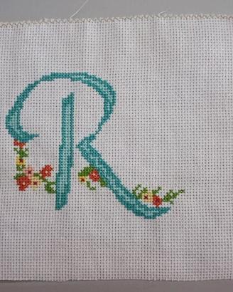 Lettera alfabeto R ricamata a mano punto croce