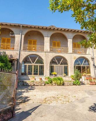 Casa indipendente di 368 m² con più di 5 locali a 