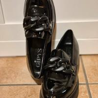 scarpe in vernice nera