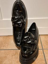 scarpe in vernice nera