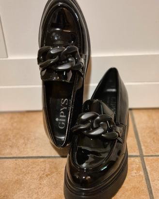 scarpe in vernice nera