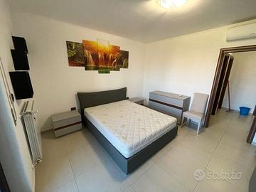 LETTO MATRIMONIALE CON CONTENITORE + COMO' E COMOD