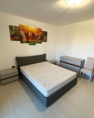 LETTO MATRIMONIALE CON CONTENITORE + COMO' E COMOD