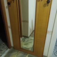 parete con specchio appendi abiti in legno