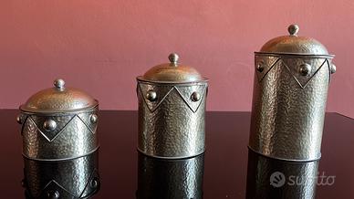 Contenitori etnici in metallo.