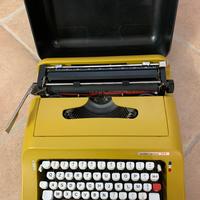 Macchina da scrivere con valigetta
