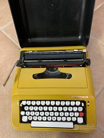 Macchina da scrivere con valigetta